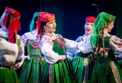 Artystki w kostiumach kurpiowskich podczas występu