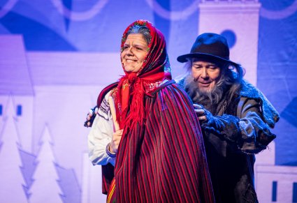 Zbliżenie na Postacie Dziada i Baby podczas wspólnej sceny