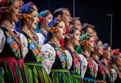 Zbliżenie na chór w kostiumach łowickich podczas koncertu