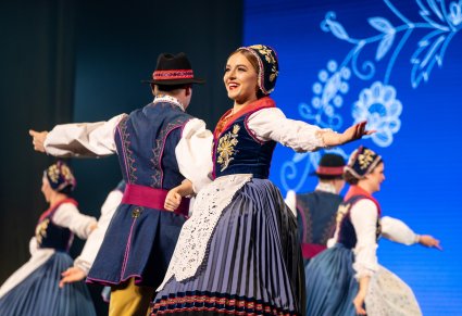 Artyści w kostiumach kaszubskich podczas wykonywania choreografii tanecznej na scenie