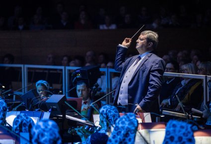 Zbliżenie na dyrygenta podczas występu