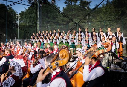Orkiestra w kostiumach wilanowskich, a także chór w kostiumach łowickich, w trakcie koncertu