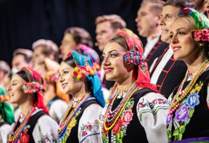 Zbliżenie na chórzystki w kostiumach łowickich