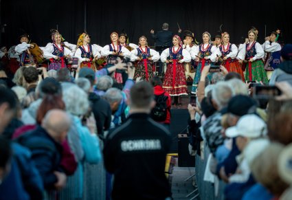 Na scenie grupa Artystów w kostiumach limanowskich w trakcie grania na charakterystycznych dla tego regionu instrumentach