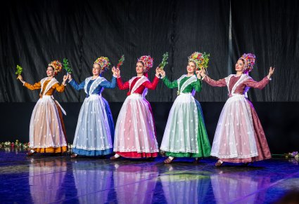 Tancerki w kostiumach bamberskich w tanecznych pozach