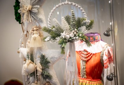 Zbliżenie na stoisko ze świątecznymi ozdobami