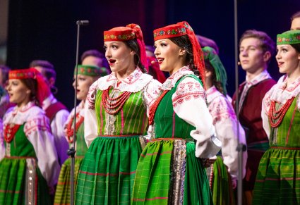Zbliżenie na Artystki Solistki w kostiumach kurpiowskich podczas śpiewu