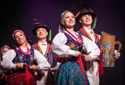 Zbliżenie na pary taneczne w kostiumach limanowskich