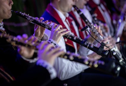 Zbliżenie na osoby grające na fagotach podczas koncertu