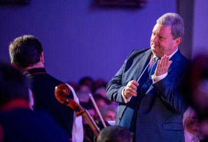 Zbliżenie na dyrygenta podczas koncertu