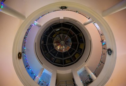 Widok na efektowną przestrzeń witrażową na dachu Kliniki "Budzik" dla Dzieci