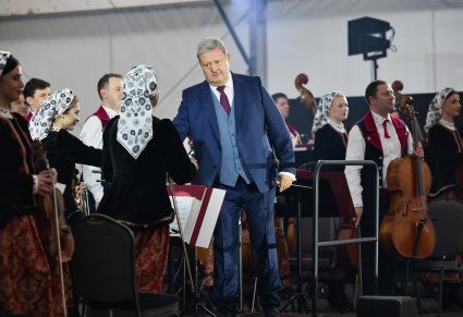 Dyrektor zespołu witający się z koncertmistrzynią na początku koncertu
