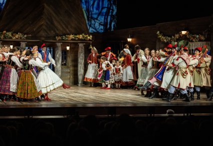Na scenie Grupa Artystów w kostiumach krakowskich wraz z Parą Młodą
