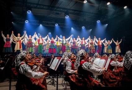 Na scenie Artyści w kostiumach opoczyńskich w trakcie wykonywania choreografii tanecznej