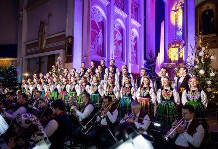 Przed ołtarzem Artyści Chóru w kostiumach łowickich a przed nimi Orkiestra w kostiumach wilanowskich
