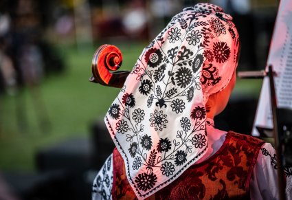 Zbliżenie na chustę, na głowie wiolonczelistki, element kostiumu wilanowskiego