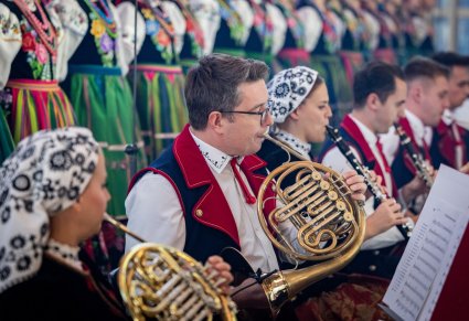 Zbliżenie na Artystów Orkiestry w kostiumach wilanowskich, grających na instrumentach