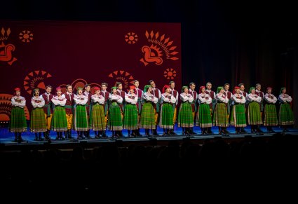 Chór w strojach kurpiowskich na scenie