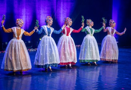 Tancerki w strojach bamberskich na scenie
