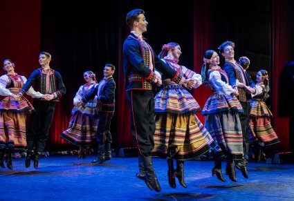 Tancerze w kostiumach krzczonowskich na scenie