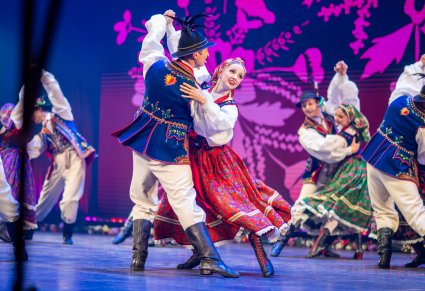 Zbliżenie na parę taneczną w kostiumach limanowskich w figurze tanecznej