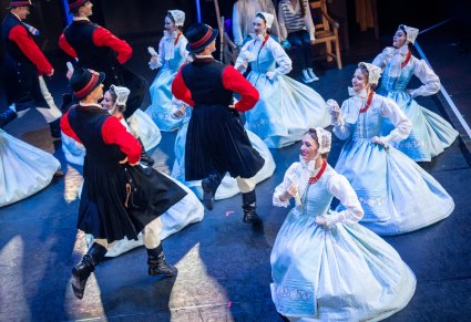 Tancerze w kostiumach szamotułskich na scenie