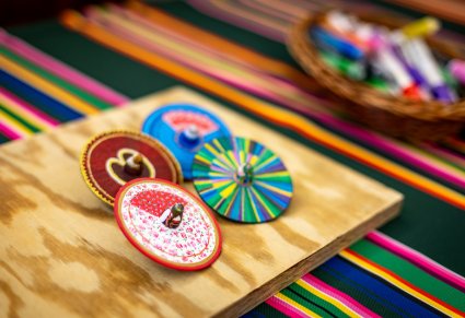 Zbliżenie na pomalowane drewniane bączki