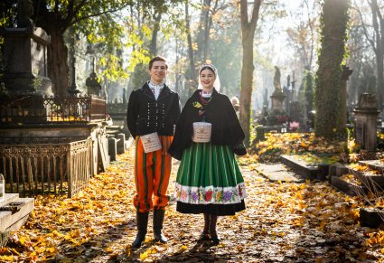 Para Artystów w kostiumach kocierzewskich z puszkami 51 Kwesty na Starych Powązkach