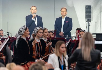 Gospodarze koncertu, podczas przemawiania na scenie