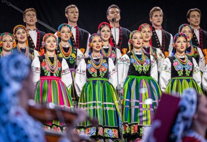 Część chóru w kostiumach łowickich, na scenie podczas koncertu