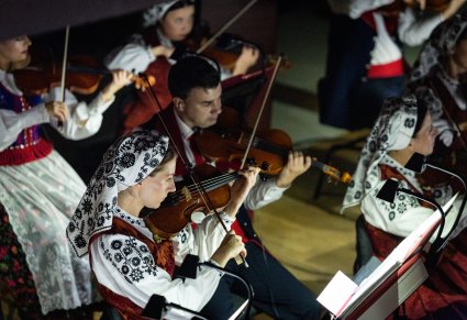 Zbliżenie na Artystów Orkiestry w kostiumach wilanowskich