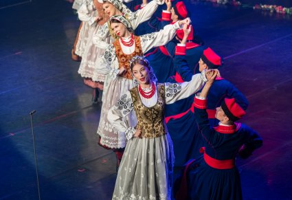 Na scenie pary Artystów w kostiumach wilanowskich w trakcie wykonywania choreografii tanecznej