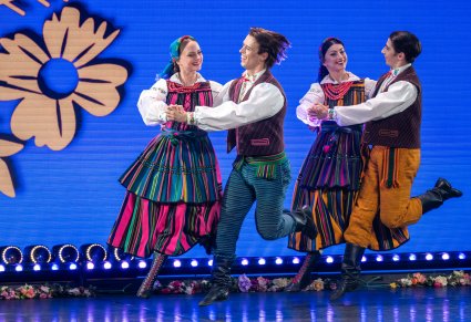 Pary Artystów w kostiumach opoczyńskich podczas wykonywania choreografii tanecznej