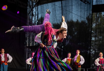 Artyści w choreografii na scenie w kostiumach opoczyńskich