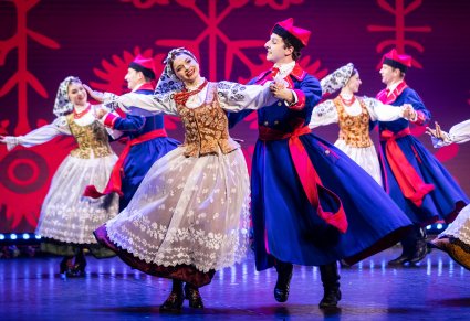 Zbliżenie na parę taneczną w kostiumach wilanowskich na scenie