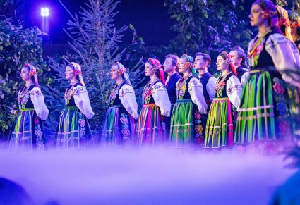 Zbliżenie na część chóru w kostiumach łowickich