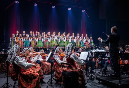 Chór, orkiestra i dyrygent podczas koncertu