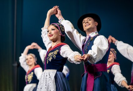 Zbliżenie na parę Artystów w kostiumach kaszubskich podczas wykonywania choreografii tanecznej