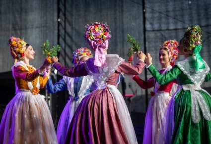 Tancerki w kostiumach bamberskich w tanecznych pozach