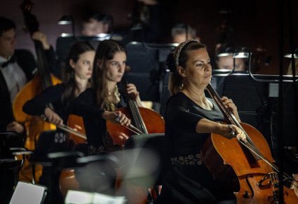 Zbliżenie na Artystki Orkiestry grające na instrumentach smyczkowych