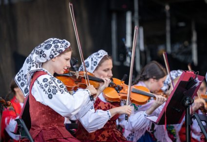 Zbliżenie na skrzypaczki, w kostiumach wilanowskich