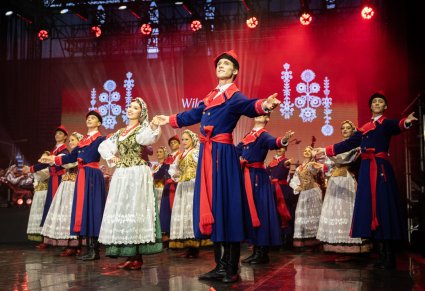 Grupa Artystów w kostiumach wilanowskich podczas wykonywania choreografii tanecznej