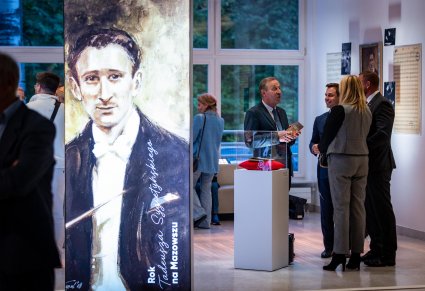 Zwiedzający na wystawie