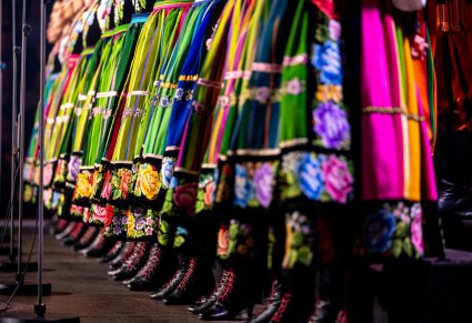 Zbliżenie na spódnice łowickie Artystek chóru