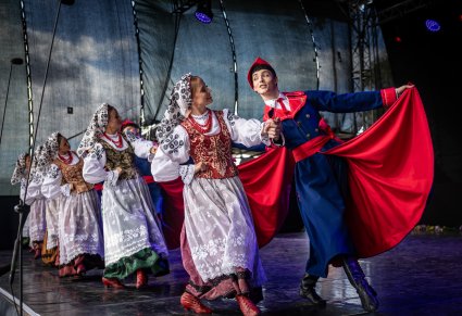 Artyści w parach w kostiumach wilanowskich na scenie wykonujący choreografię taneczną