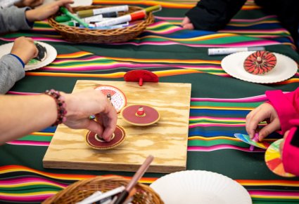 Zbliżenie na warsztaty rękodzielnicze z malowania drewnianych bączków