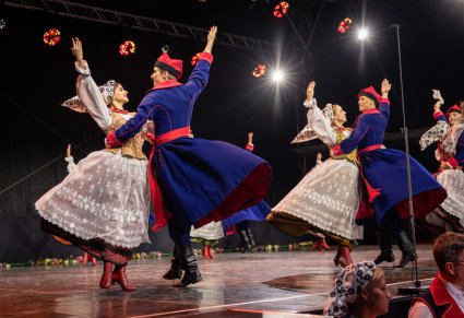 Zbliżenie na artystów baletu w kostiumach wilanowskich podczas tańca na scenie