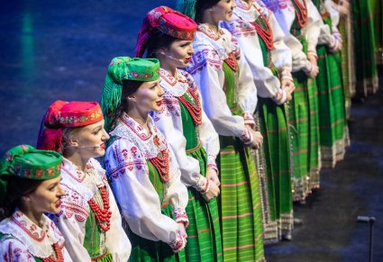 Zbliżenie na chór w kostiumach kurpiowskich podczas koncertu