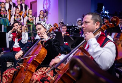 Zbliżenie na Muzyków w kostiumach wilanowskich, w tle widoczna część Chóru w kostiumach łowickich