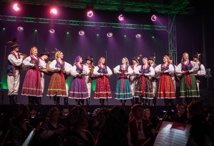 Artyści w kostiumach limanowskich podczas występu